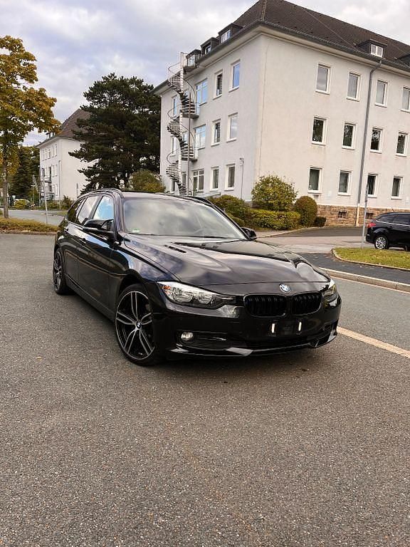 Schwarz Gebraucht 2016 BMW 318 Performance Kombi | 10.800 € (Fairer Preis) - Bild 1/4