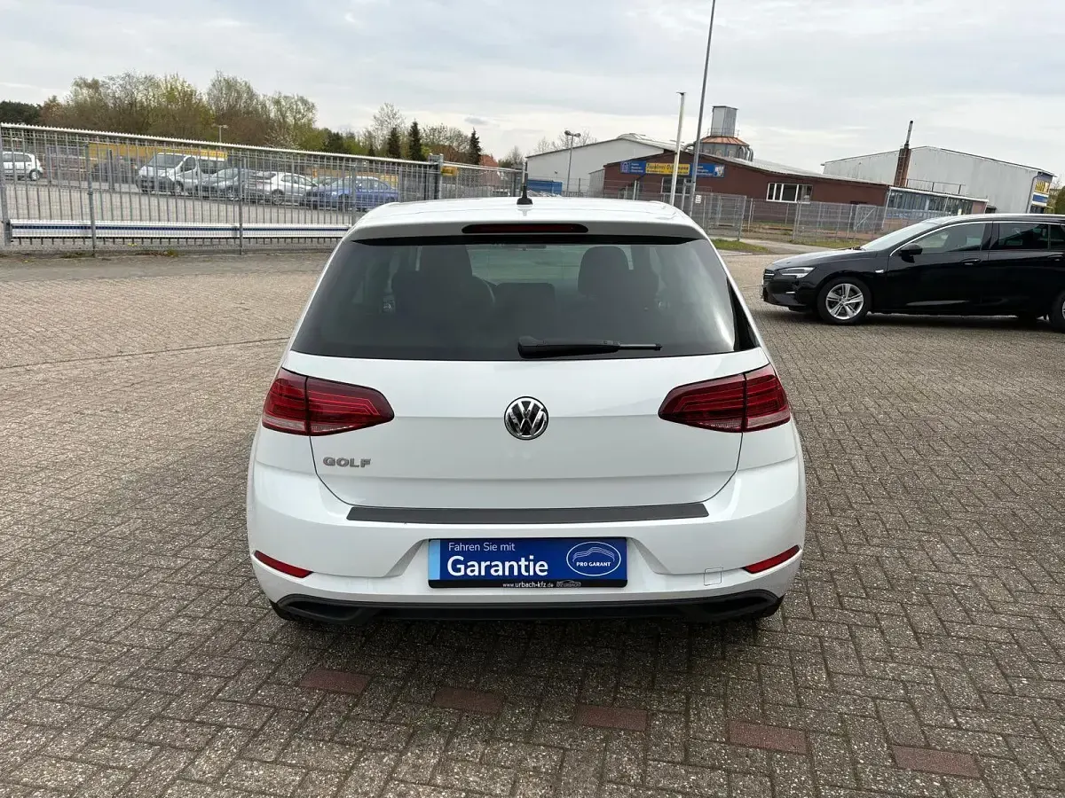 Second-hand VW Golf VII Trendline 116 CP (85 kW) 2018 Alb Hatchback