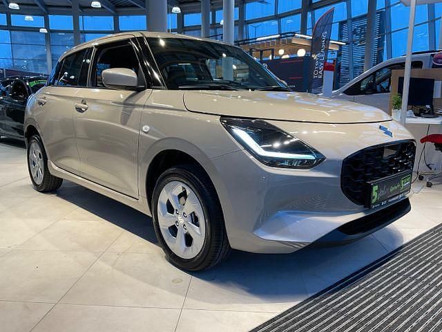 Neu Suzuki Swift Comfort 83 PS (61 kW) 2025 Flame orange pearl Limousine