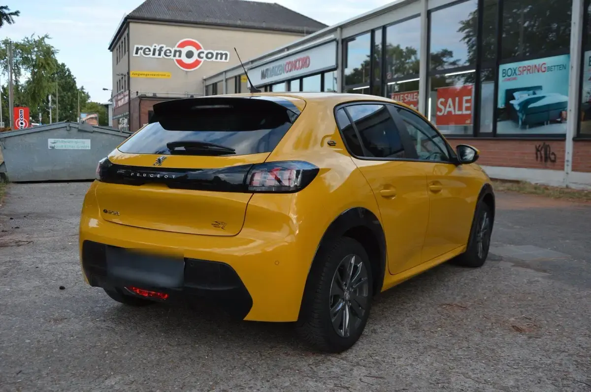 Gebraucht Peugeot e-208 100 kW (136 PS) 2021 Gelb Kleinwagen