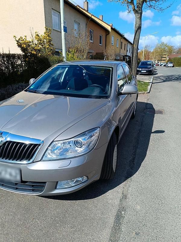 Gebraucht Skoda Octavia 122 PS (89 kW) 2012 Gelb Limousine