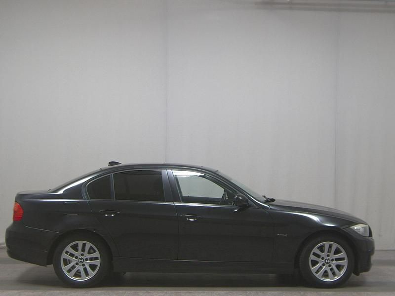 Black sapphire metallic Gebraucht 2010 BMW 320 Comfort Edition Limousine | 5.950 € (Fairer Preis) - Bild 1/4