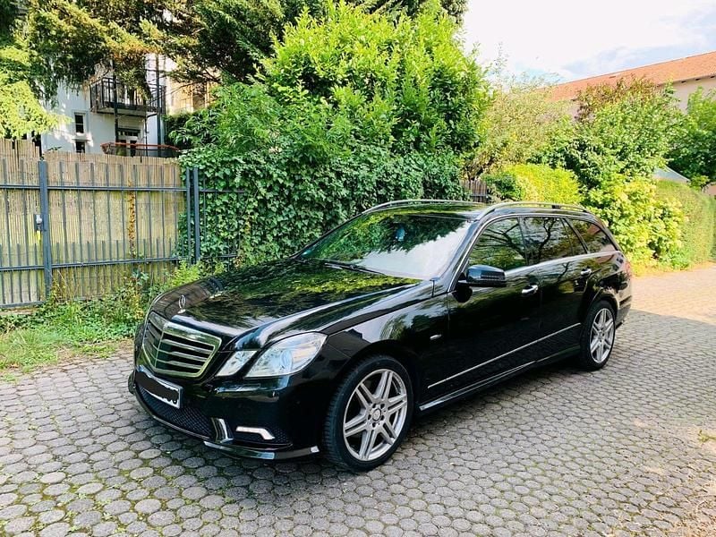 Schwarz Gebraucht 2010 Mercedes E350 Avantgarde Kombi | 8.900 € (Guter Preis) - Bild 1/4
