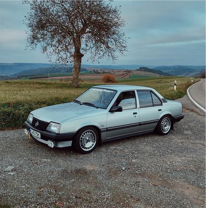 Silber Gebraucht 1985 Opel Ascona Limousine | 6.500 € - Bild 1/4