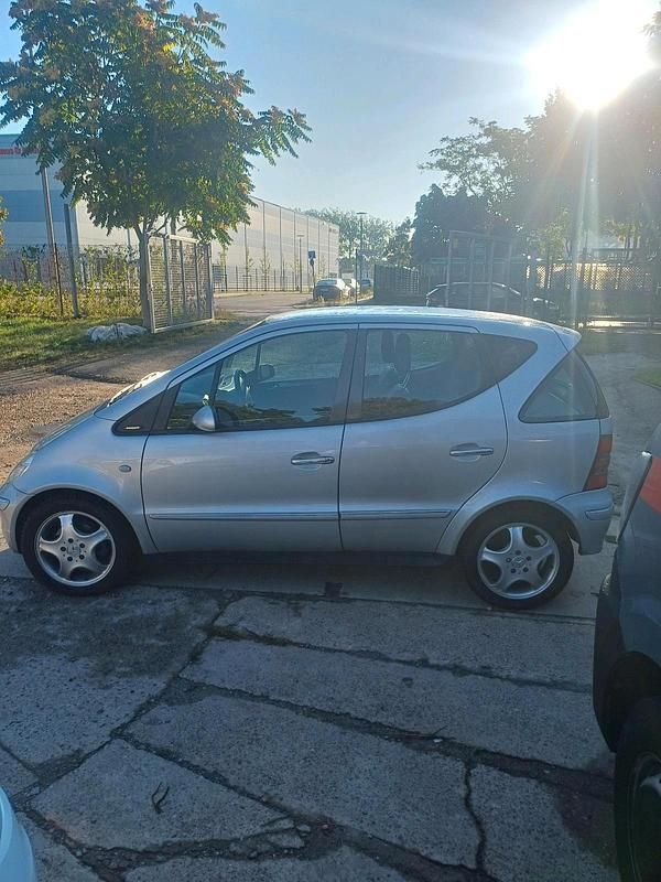 Silber Gebraucht 2002 Mercedes A190 Avantgarde Limousine | 2.300 € (Fairer Preis) - Bild 1/4