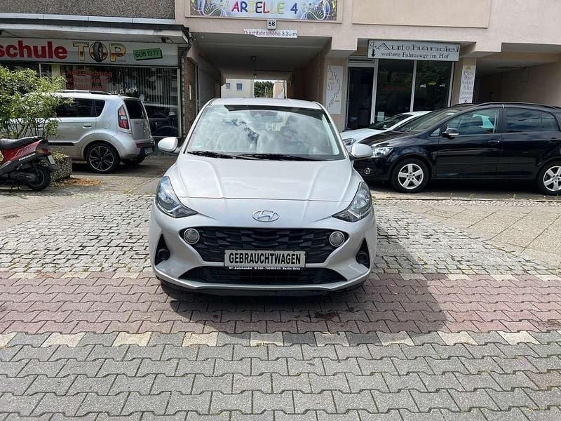 Gebraucht Hyundai i10 Select 67 PS (49 kW) 2020 Sleek silver / met Kleinwagen