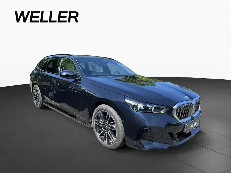 Gebraucht BMW 550e M Sport 489 PS (359 kW) 2025 Carbonschwarz (schwarz) Kombi