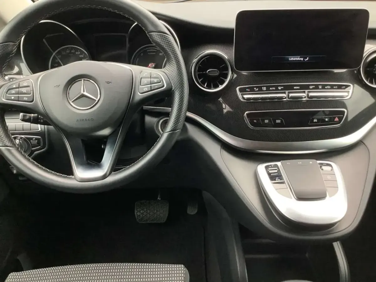 Gebraucht Mercedes EQV300 150 kW (204 PS) 2024 Hyazinthrot metallic Van / Kleinbus