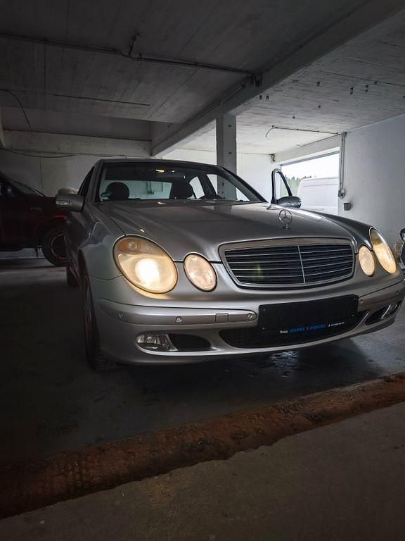 Gebraucht Mercedes E220 Classic 150 PS (110 kW) 2005 Silber Limousine
