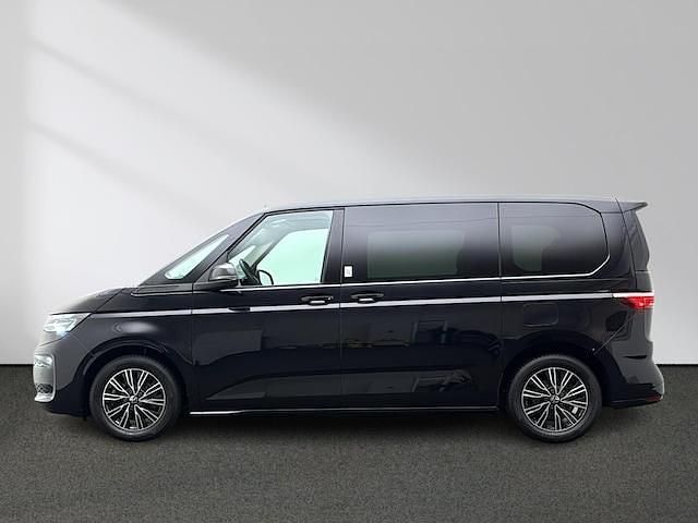 Gebraucht VW Multivan Basis 150 PS (110 kW) 2022 Deep black perleffekt Van