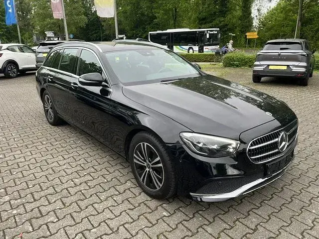 Gebraucht Mercedes E220 Avantgarde 200 PS (147 kW) 2022 Schwarz Limousine