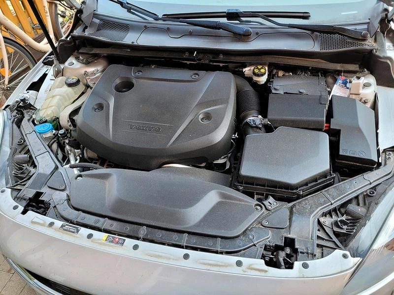 Gebraucht Volvo V40 Momentum 150 PS (110 kW) 2016 Silber Kombi