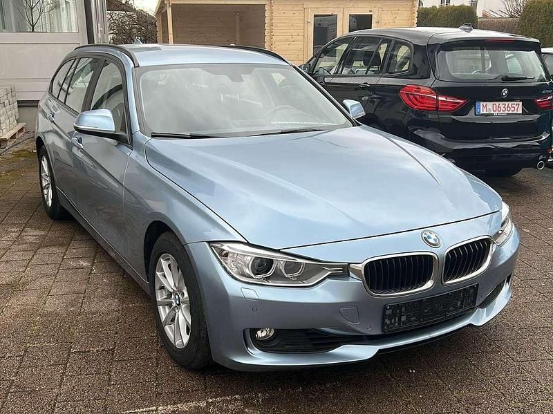 Liqidblue met. 0b40 Gebraucht 2013 BMW 320 Sport Line Kombi | 11.950 € (Fairer Preis) - Bild 1/4
