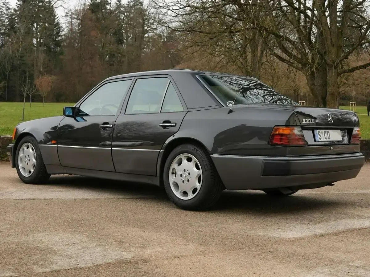 Używany Mercedes E500 326 KM (239 kW) 1991 Czarny Sedan/Limuzyna