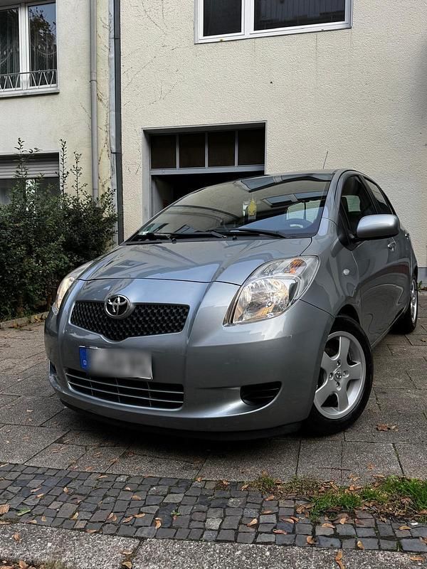 Grau Gebraucht 2007 Toyota Yaris Kleinwagen | 5.990 € (Etwas zu teuer) - Bild 1/4