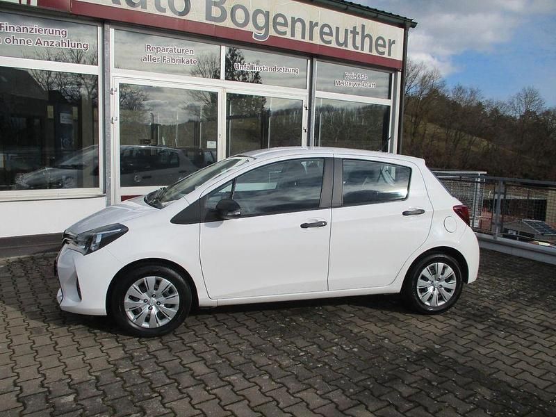 Gebraucht Toyota Yaris 69 PS (50 kW) 2014 Weiß Kleinwagen