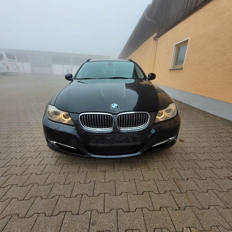 Gebraucht BMW 320 163 PS (119 kW) 2011 Schwarz Limousine