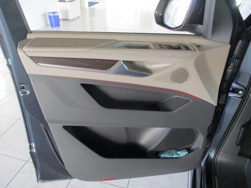 Neu VW Multivan Style 150 PS (110 kW) 2025 Blau Van / Kleinbus