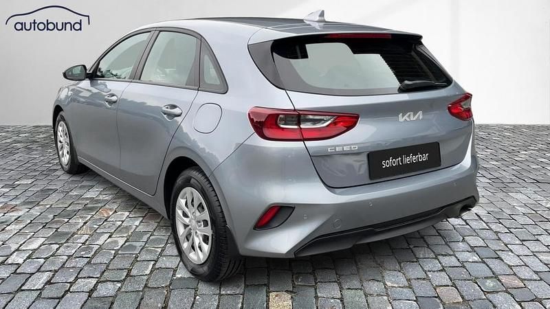 Neu Kia Ceed Best 140 PS (102 kW) 2025 Weiß Kleinwagen