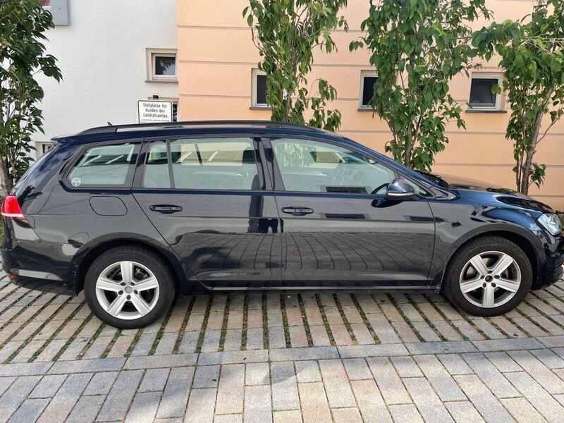 Schwarz Gebraucht 2016 VW Golf Sportsvan Comfortline Van / Kleinbus | 8.500 € (Guter Preis) - Bild 1/4