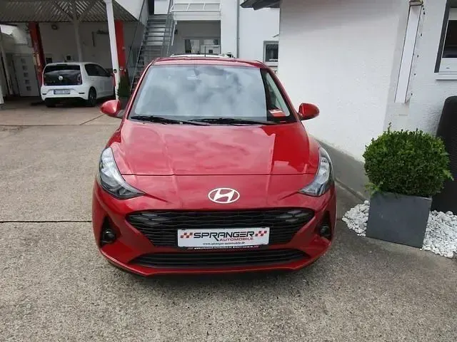 Gebraucht Hyundai i10 67 PS (49 kW) 2023 Dragon red Kleinwagen