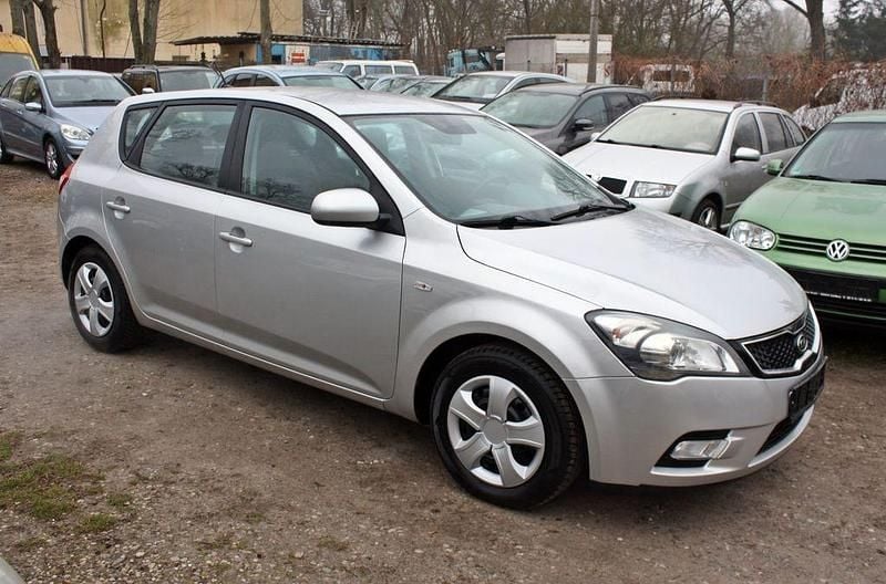Second-hand Kia Ceed 90 CP (66 kW) 2012 Argintiu Hatchback