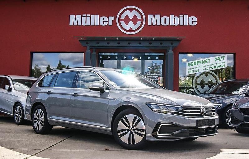 Mondsteingrau (metallic) Gebraucht 2022 VW Passat GTE Kombi | 28.900 € (Fairer Preis) - Bild 1/4
