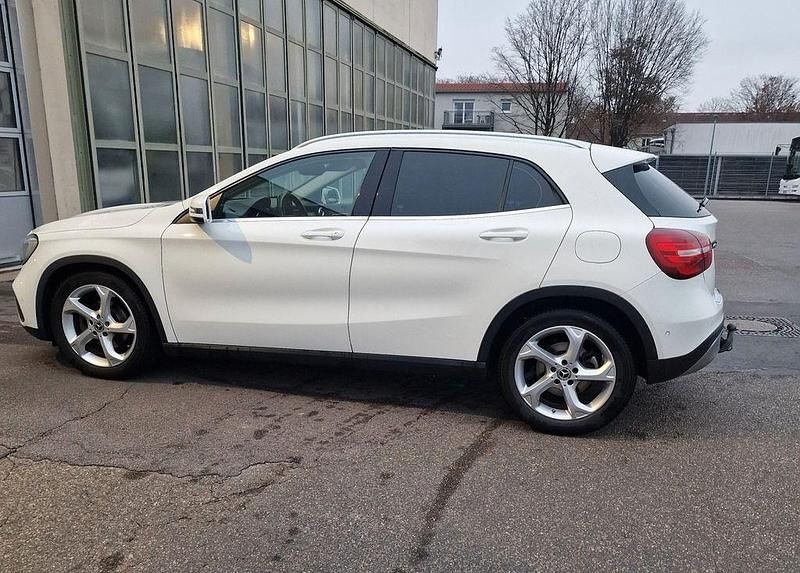 Weiß Gebraucht 2017 Mercedes 200 Kombi | 18.300 € (Superpreis) - Bild 1/4