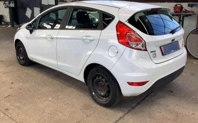 Gebraucht Ford Fiesta Trend 101 PS (74 kW) 2013 Frostweiß Kleinwagen