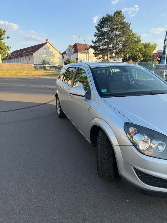 Gebraucht Opel Astra Edition 116 PS (85 kW) 2010 Silber Limousine