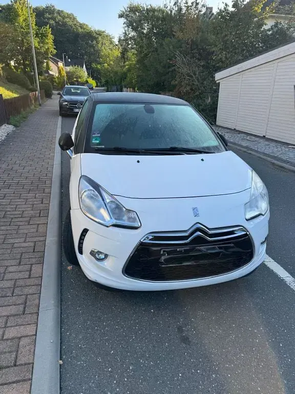 Gebraucht Citroën DS3 Chic 95 PS (69 kW) 2012 Weiß Kleinwagen