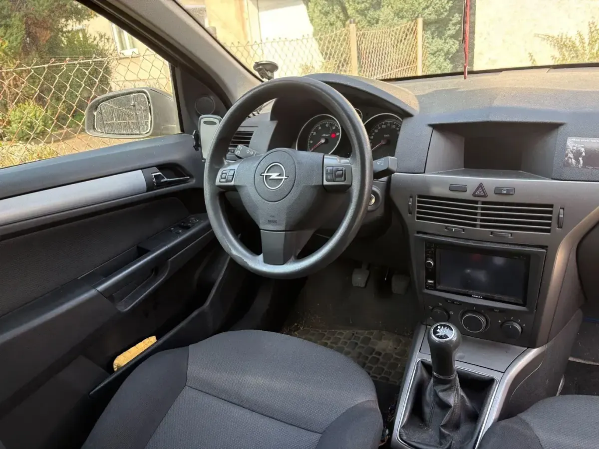 Używany Opel Astra 105 KM (77 kW) 2006 Srebrny Sedan/Limuzyna