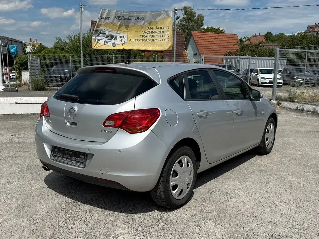 Gebraucht Opel Astra 140 PS (102 kW) 2012 Silber Limousine