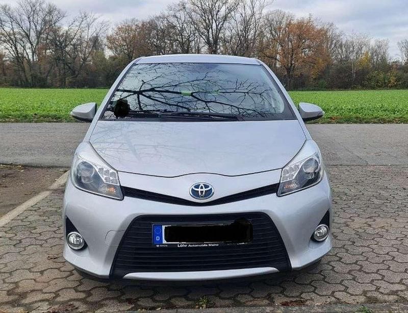 Silber Gebraucht 2013 Toyota Yaris Hybrid Life Kleinwagen | 9.999 € (Fairer Preis) - Bild 1/4
