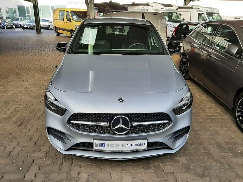 Gebraucht Mercedes B200 AMG Line Premium 163 PS (119 kW) 2024 Silber Van / Kleinbus