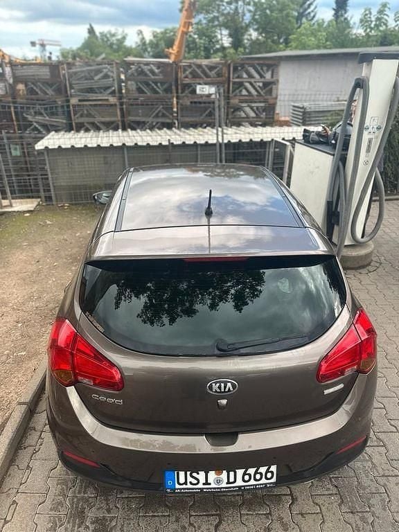Braun Gebraucht 2014 Kia Ceed Spirit Limousine | 4.750 € (Superpreis) - Bild 1/4