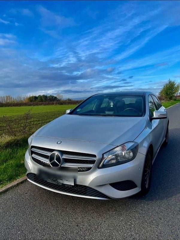 Silber Gebraucht 2013 Mercedes A180 Urban Limousine | 14.500 € (Fairer Preis) - Bild 1/3