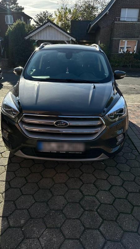 Grau Gebraucht 2018 Ford Kuga SUV | 17.500 € (Fairer Preis) - Bild 1/4