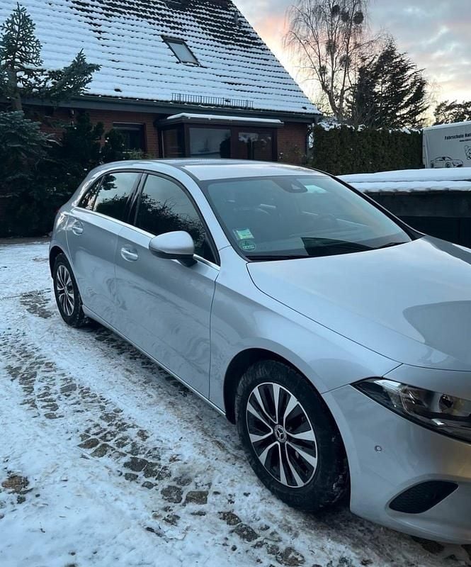 Gebraucht Mercedes A180 116 PS (85 kW) 2022 Silber Kleinwagen