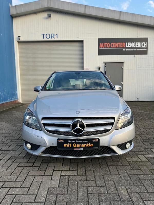 Gebraucht Mercedes B180 122 PS (89 kW) 2013 Silber Kleinwagen