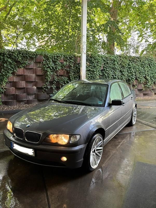 Grau Gebraucht 2005 BMW 318 Limousine | 1.150 € (Superpreis) - Bild 1/4