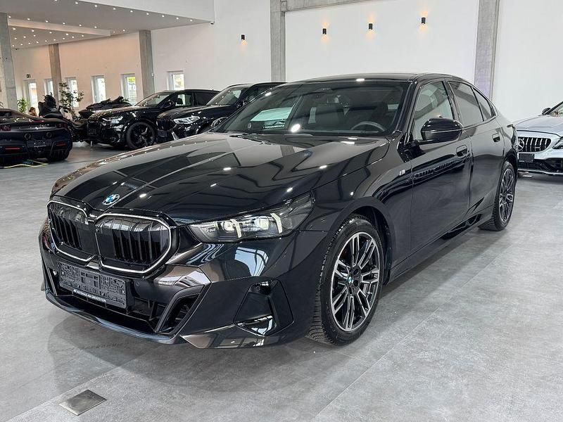 Schwarz Gebraucht 2024 BMW 520 M Sport Limousine | 55.900 € (Etwas zu teuer) - Bild 1/4