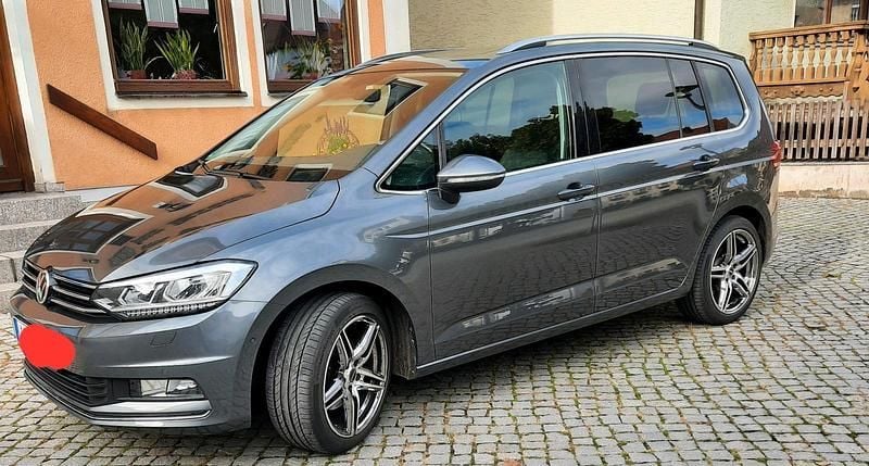 Grau Gebraucht 2016 VW Touran Highline Van / Kleinbus | 19.811 € (Fairer Preis) - Bild 1/4