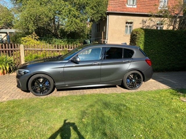 Grau Gebraucht 2019 BMW M140 M Sport Limousine | 28.900 € (Guter Preis) - Bild 1/4