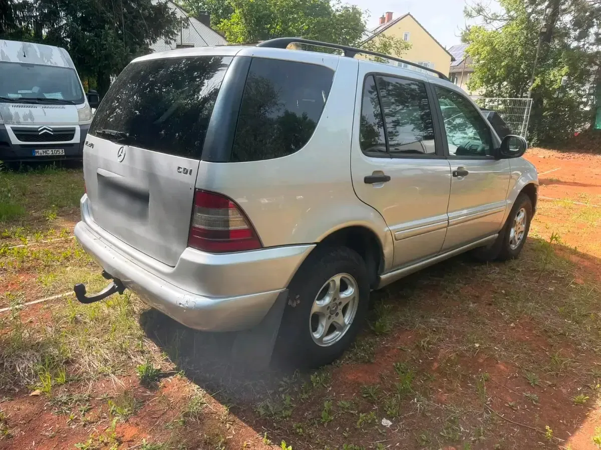 Gebraucht Mercedes ML270 163 PS (119 kW) 2003 Grau SUV