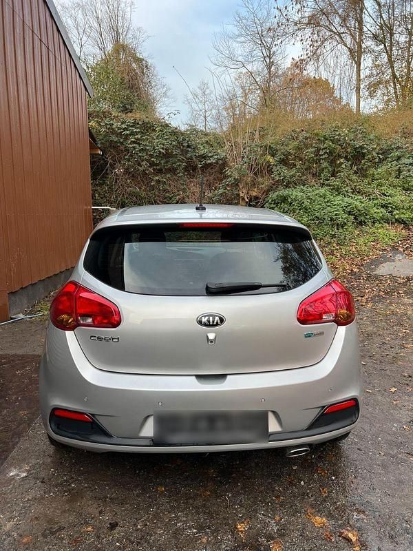 Second-hand Kia Ceed 128 CP (94 kW) 2014 Argintiu Hatchback