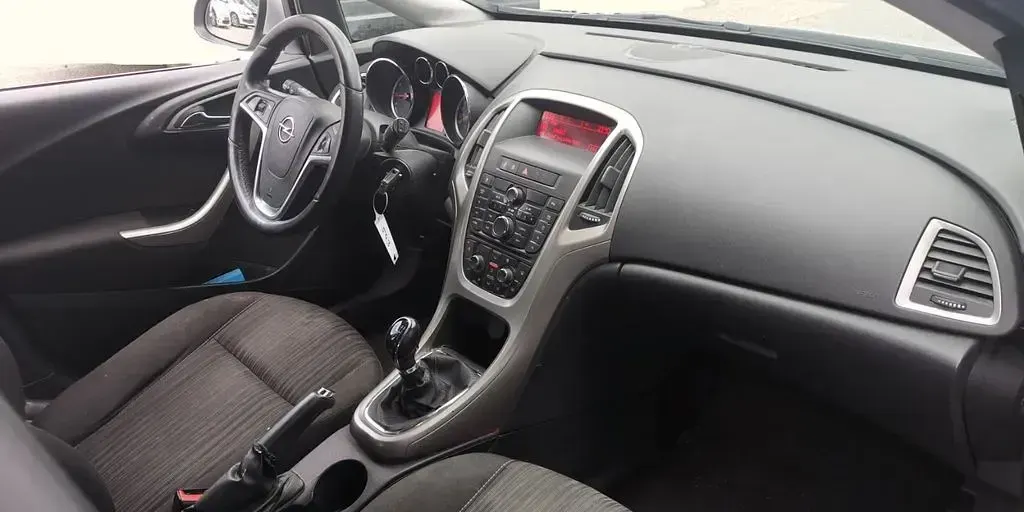 Używany Opel Astra 140 KM (102 kW) 2012 Srebrny Sedan/Limuzyna