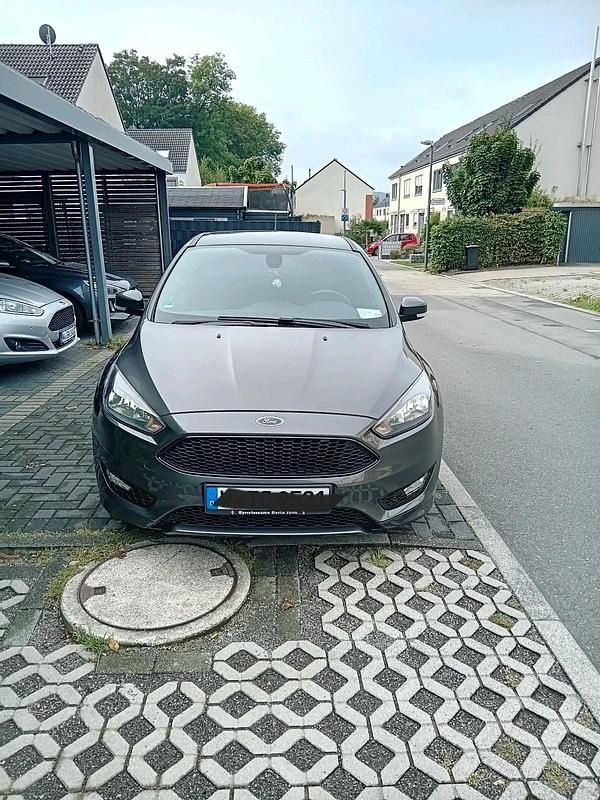 Grau Gebraucht 2017 Ford Focus ST-Line Limousine | 7.700 € (Superpreis) - Bild 1/4