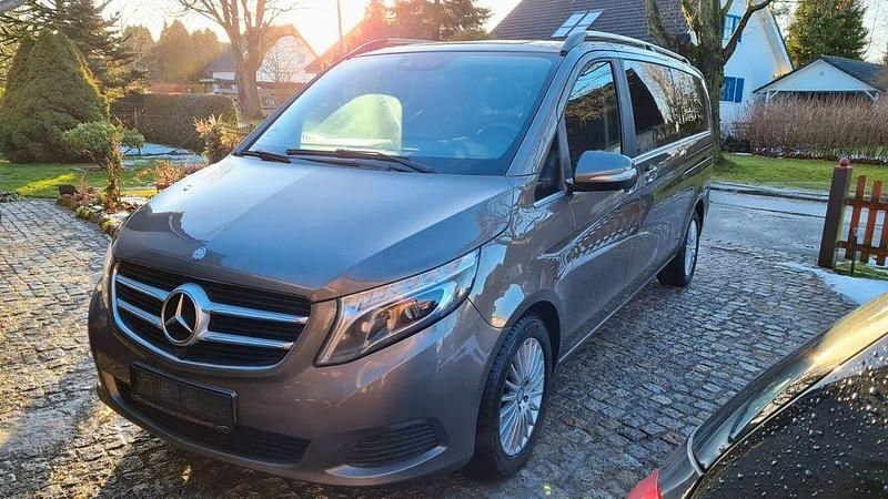 Braun Gebraucht 2015 Mercedes V220 Avantgarde Edition Van / Kleinbus | 22.999 € (Fairer Preis) - Bild 1/4