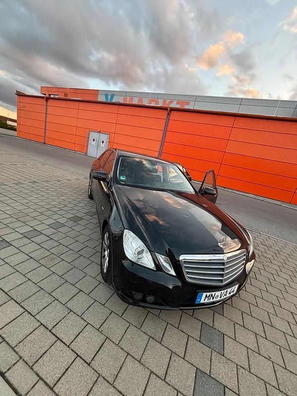 Schwarz Gebraucht 2010 Mercedes E220 Limousine | 8.555 € (Guter Preis) - Bild 1/4